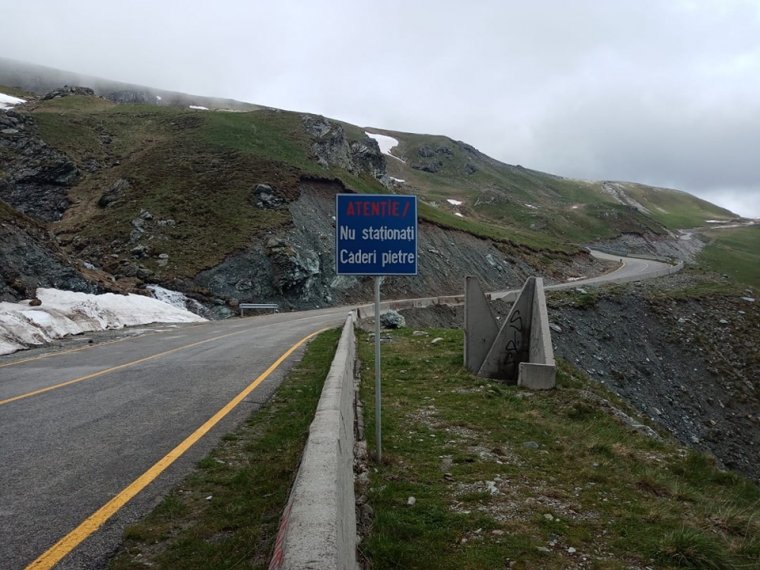 Járható Románia legmagasabban húzódó útja, a Transalpina, a Transzfogarasin még kétméteres a hó (videóval)