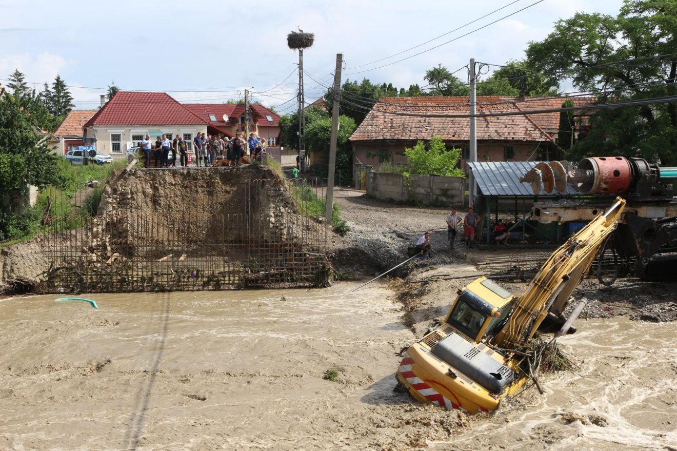 Áradás pár éve Nagyajta községben. Felmérik az árvízvédelemhez elengedhetetlen eszközök meglétét a közeljövőben. Képünk illusztráció •  Fotó: Kovászna megyei prefektúra
