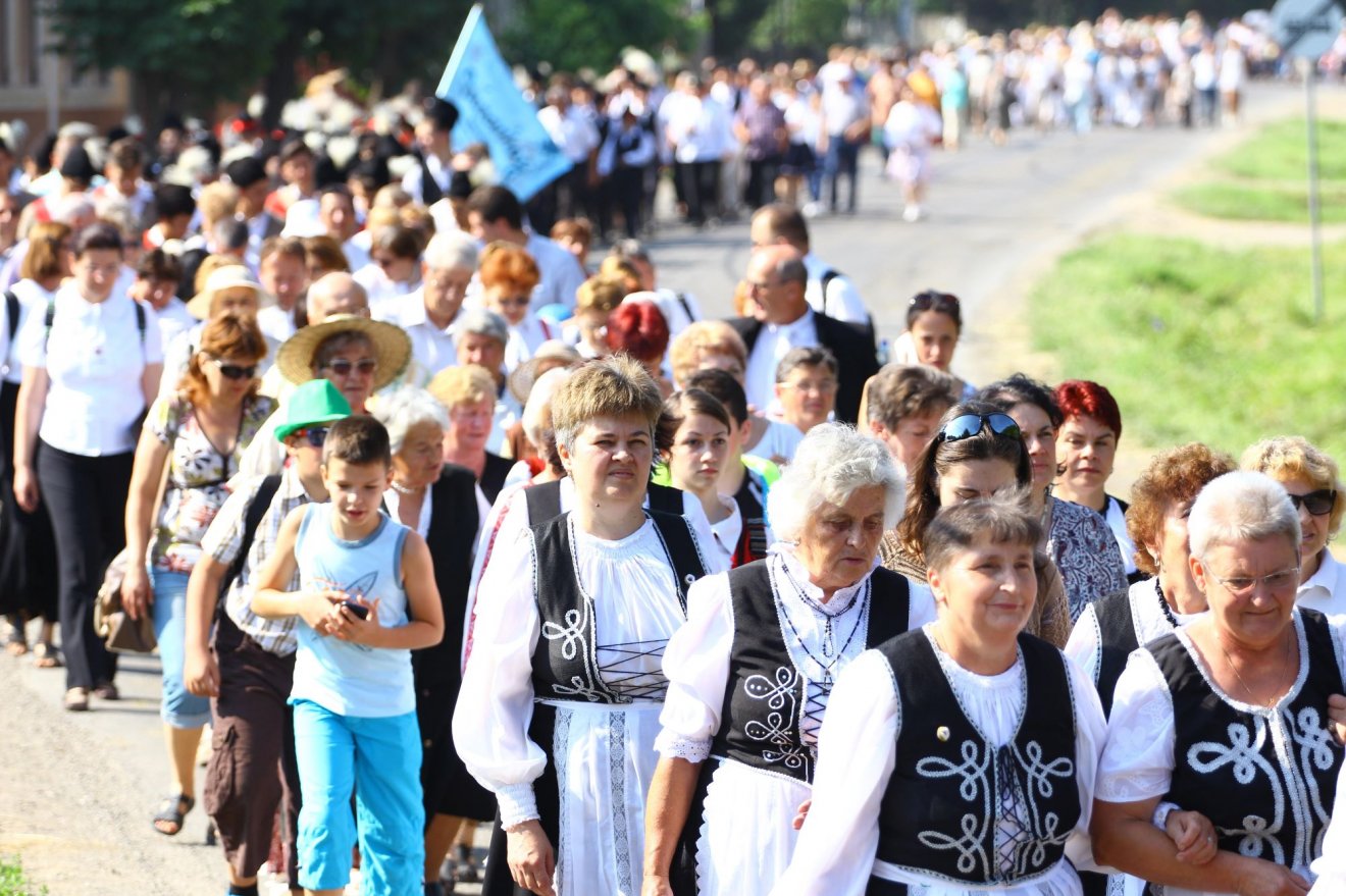 A barcasági csángó magyarok  találkozójának köszönhetően a csángó ruhának ismét nagy becsülete lett, előkerültek a szőttesek a ládafiából •  Fotó: Romániai Evangélikus – Lutheránus Egyház