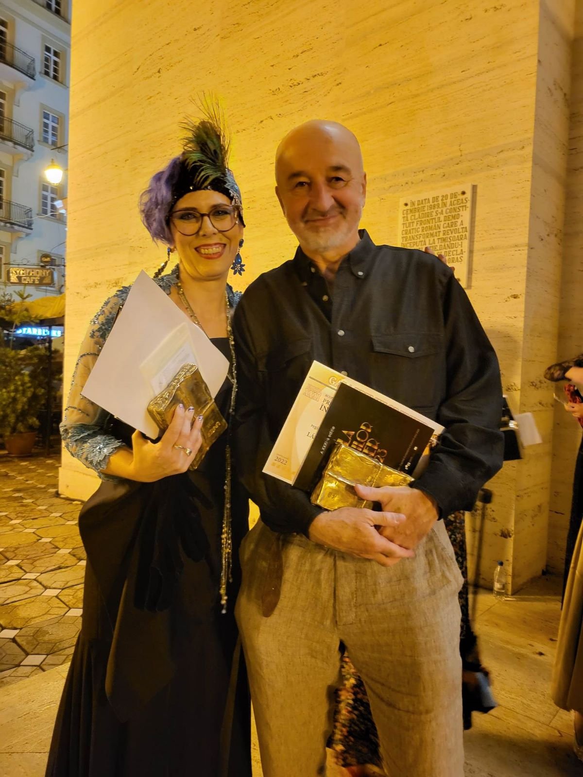 Anna Maria Popa, a sepsiszentgyörgyi román színház igazgatója és Bocsárdi László rendező a hétfő esti UNITER-átadó után Temesváron •  Fotó: Vargha Fruzsina/Facebook
