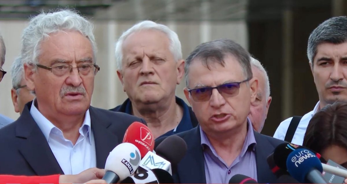 Simion Hăncescu és Marius Nistor szakszervezeti vezetők nyilatkoznak a sajtónak •  Fotó: Videófelvétel