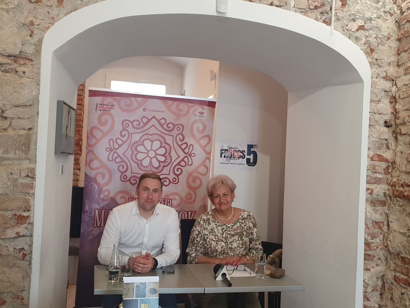 Antal Géza, az RMDSZ Kolozs megyei szervezetének ügyvezető elnöke és Búzás Fekete Mária, Bánffyhunyad alpolgármestere, főszervező ismertette a Kalotaszegi Magyar Napok kínálatát •  Fotó: Kiss Judit
