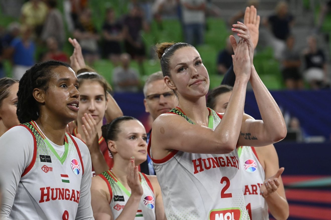 A vesztes magyar válogatott, elöl Goree Cyesha és Kiss Virág •  Fotó: MTI/Kovács Tamás