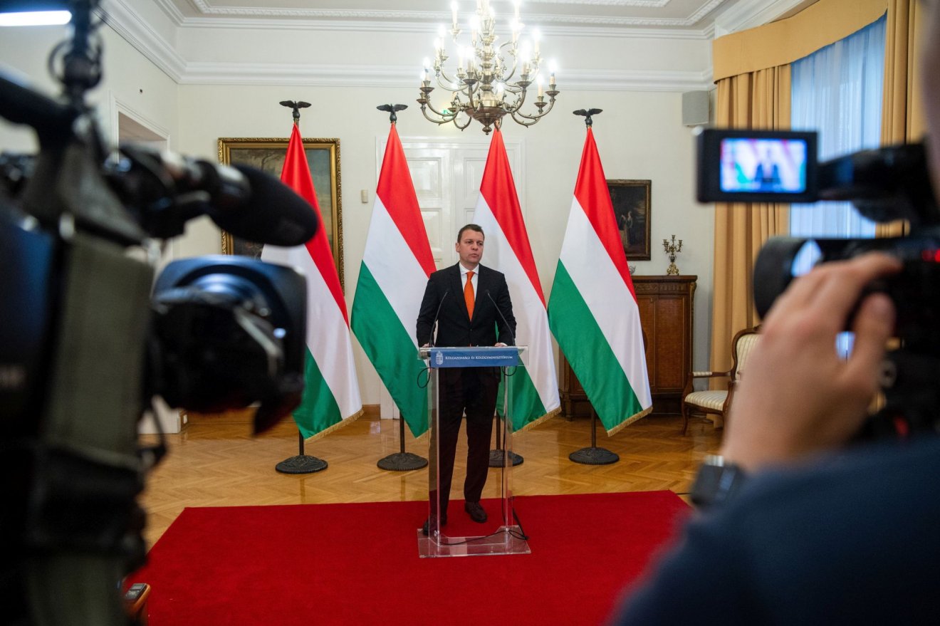 Menczer Tamás kétoldalú kapcsolatokért felelős államtitkár sajtótájékoztatója •  Fotó: MTI/Balogh Zoltán