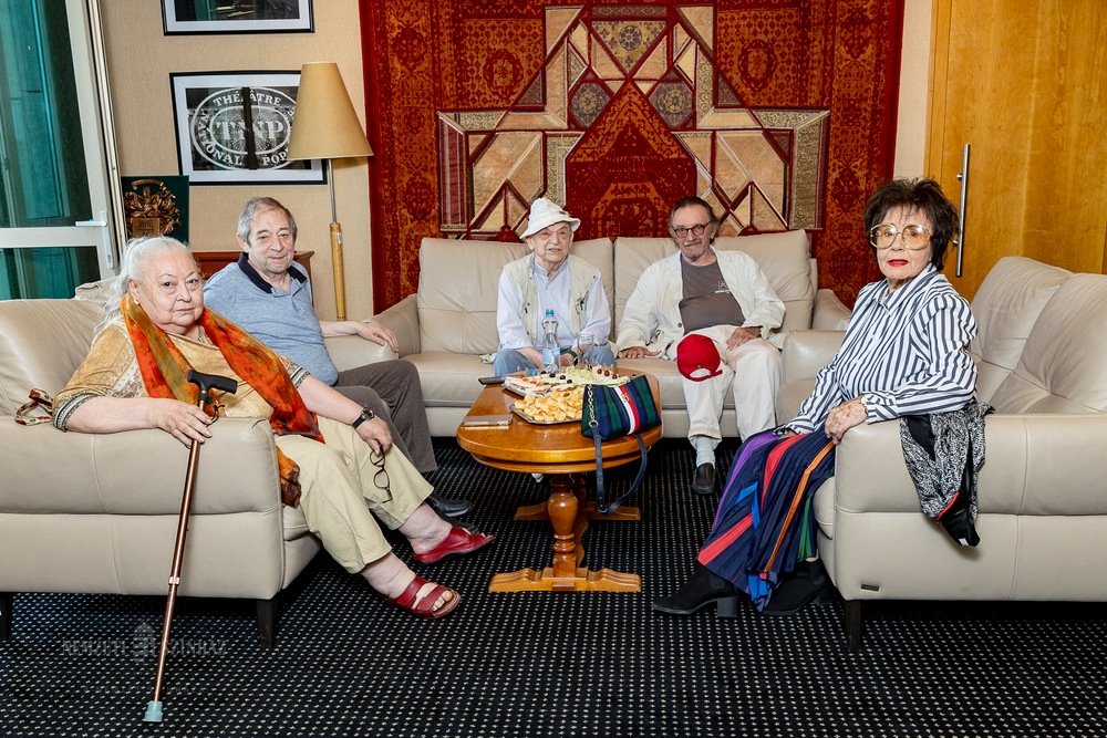 A választás napján Molnár Piroska, Jordán Tamás, Bodrogi Gyula, Szacsvay László és Lehoczky Zsuzsa, a Nemzet Színészei •  Fotó: Eöri Szabó Zsolt/Nemzeti Színház