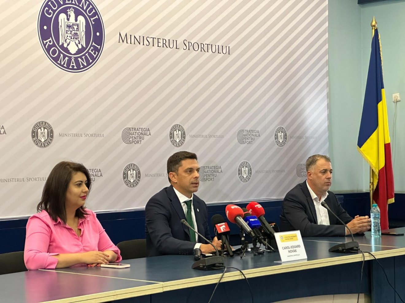 Novák Károly Eduárd sportminiszter (középen) és csapata mandátumzáró sajtótájékoztatóján •  Fotó: Novák Károly Eduárd/Facebook
