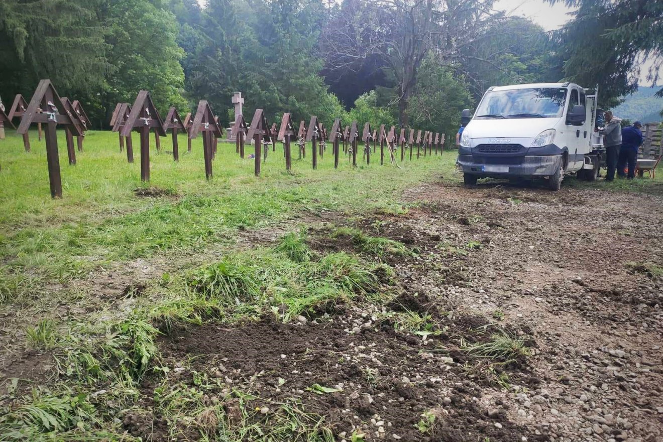 A Tamás Sándor háromszéki tanácselnök által közzétett felvételen a keresztek hűlt helye és egy Bákó megyei rendszámú kisteherautó látható •  Fotó: Facebook/Tamás Sándor/Török Csaba