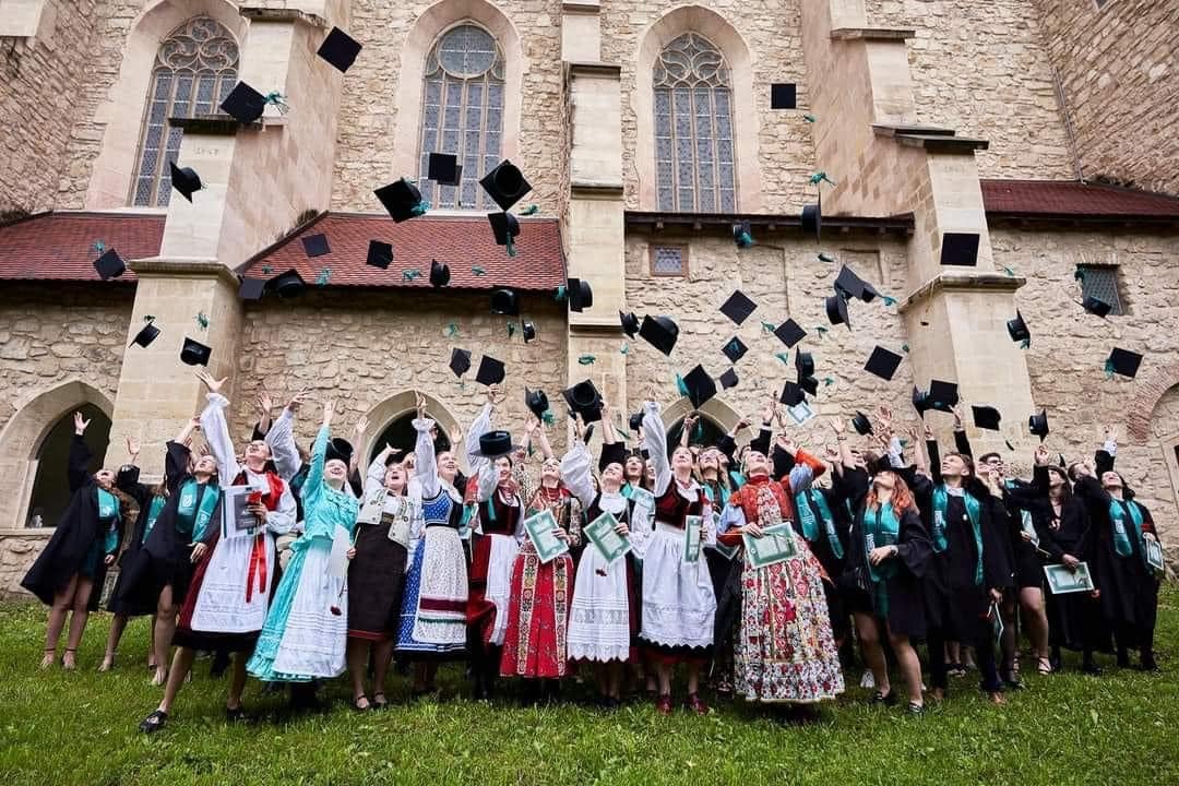 A kolozsvári Farkas utcai református templomban tartották a Sapientia egyetemen végzettek ünnepségét, a táncművészet szak végzősei stílszerűen népviseletben ballagtak •  Fotó: Sapientia EMTE