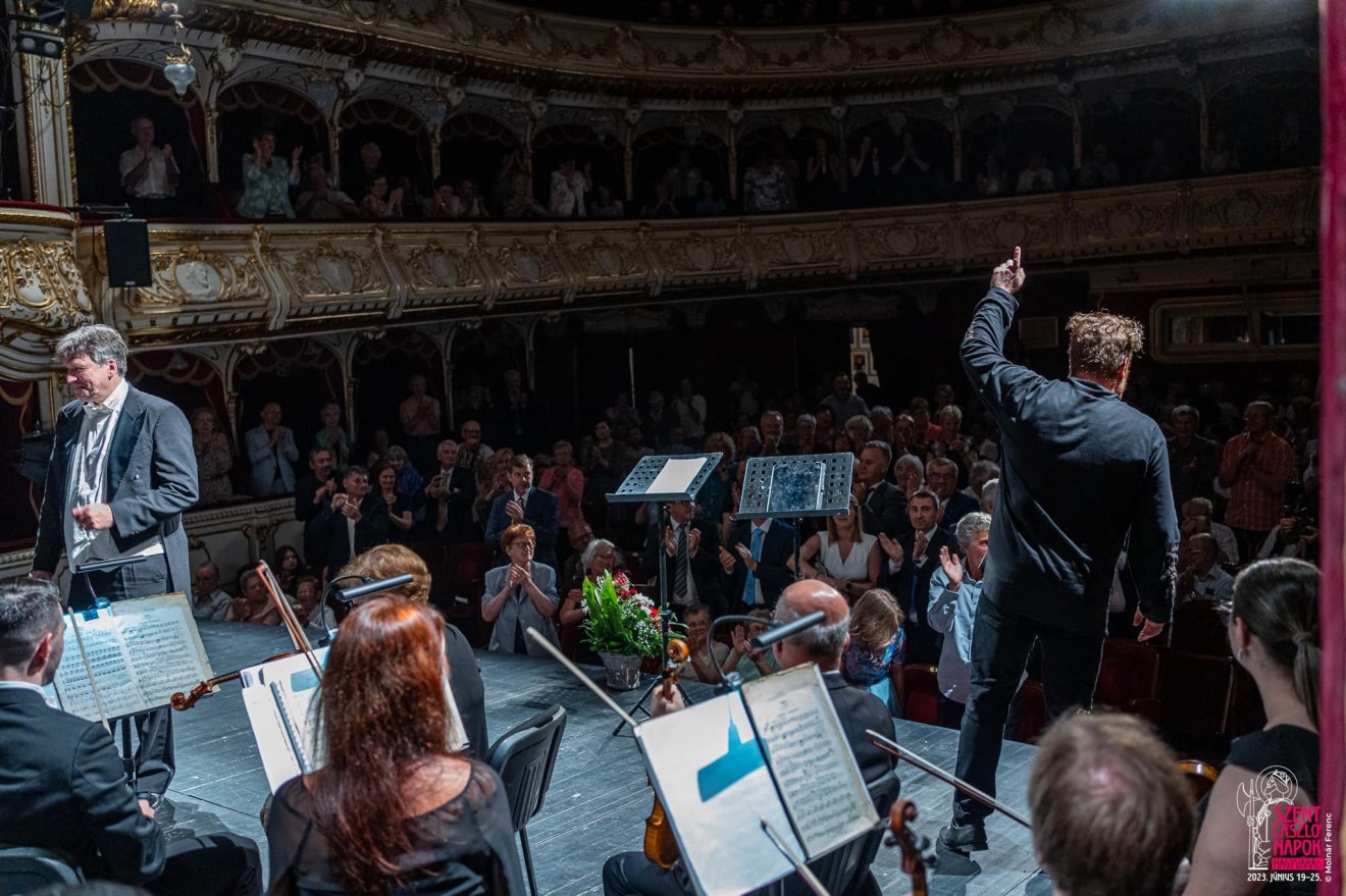 A debreceni Kodály Filharmonikusok centenáriumi operagálája Molnár Levente operaénekessel (jobbra) •  Fotó: Szent László Napok/Facebook