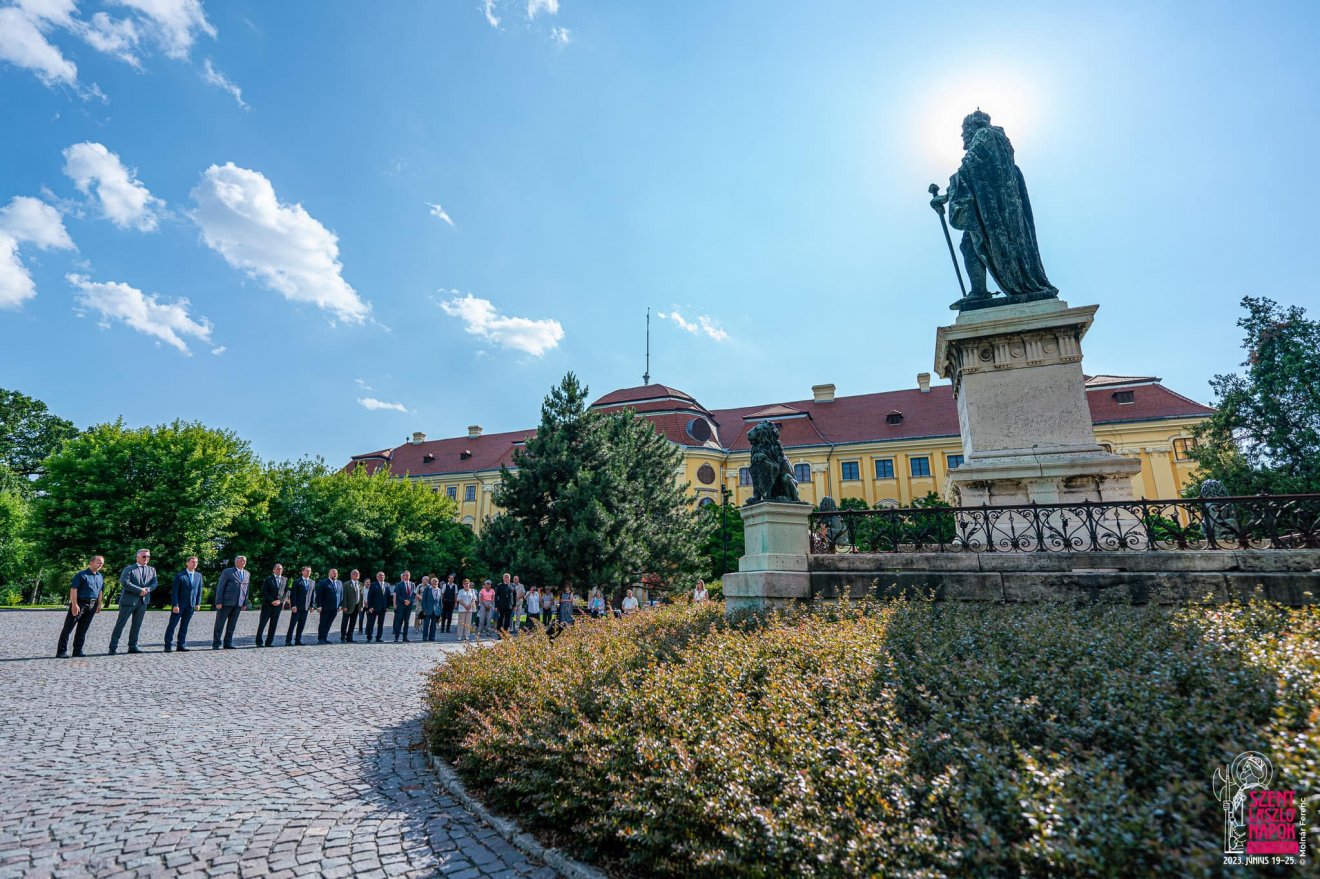Koszorúzás és főhajtás a lovagkirály szobránál •  Fotó: Szent László Napok/Facebook