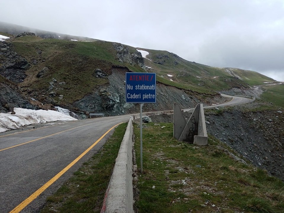 Utolsó simítások. Figyelmeztető táblákat is kihelyzetek a napokban a Transalpinán •  Fotó: Facebook/DRDP Craiova