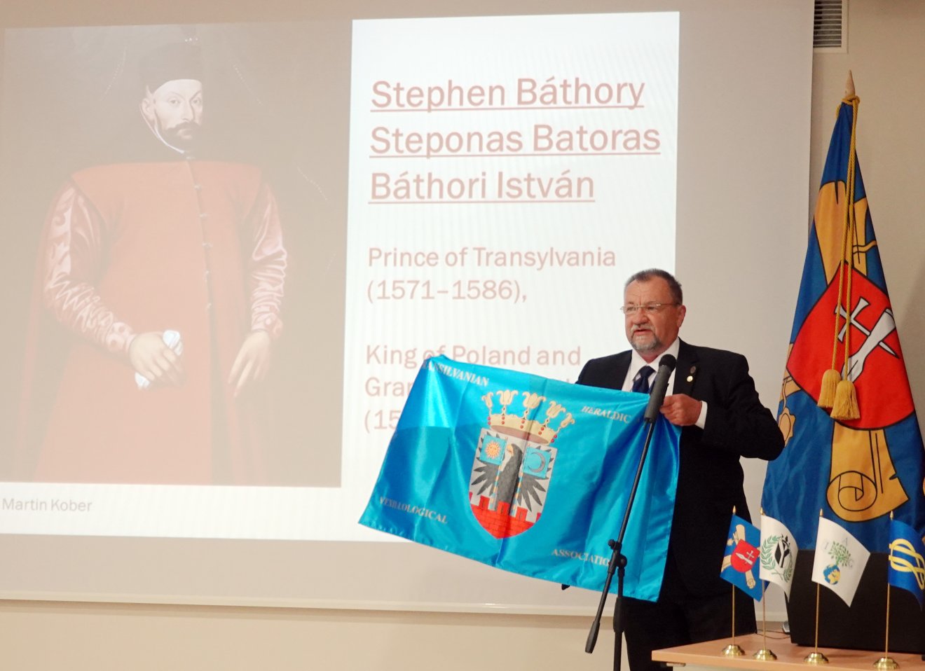 Szekeres Attila István előadás közben a levéltárban •  Fotó: GHVI