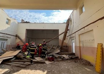 Munkásokra szakadt a kultúrotthon mennyezete Apahidán, ketten súlyosan megsérültek