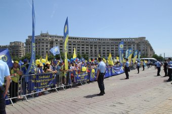 Sztrájkhullám: mézesmadzagként húzták el a közalkalmazottak orra előtt az egységes bértörvényt