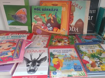 „Világvége lenne, ha eltűnnének a könyvek a Földről” – A Kolozsvári Ünnepi Könyvhéten részt vevő elemisták az olvasásról