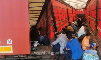 Segítségért kiáltottak egy kamion rakterében elrejtőzött migránsok a nagylaki autópálya-határátkelő közelében