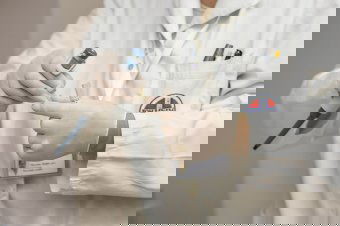 Nagyon leterheltek a gyógyítók, magas fokú kiégési szindrómában szenved a romániai orvosok 36 százaléka