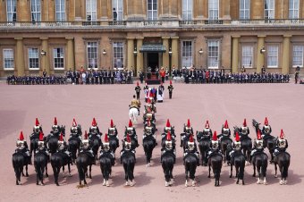 Először ünnepelték meg katonai pompával III. Károly király „hivatalos” születésnapját