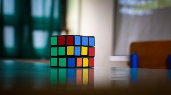 Új világrekord: 3,13 másodperc alatt rakta ki a Rubik-kockát a 21 éves Max Park