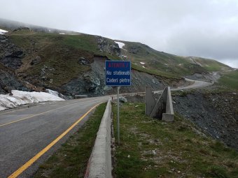Járható Románia legmagasabban húzódó útja, a Transalpina, a Transzfogarasin még kétméteres a hó (videóval)