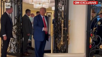 Trumpot hivatalosan is megvádolták, majd szabadon távozhatott a bíróságról