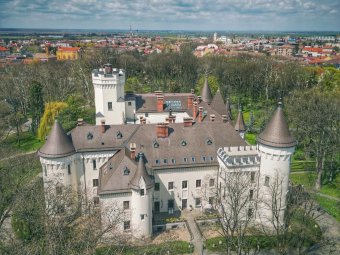 Több száz éves lovarda, kastély, kolostor – „Megszállják” az influenszerek Nagykárolyt, népszerűsítik a várost és környékét