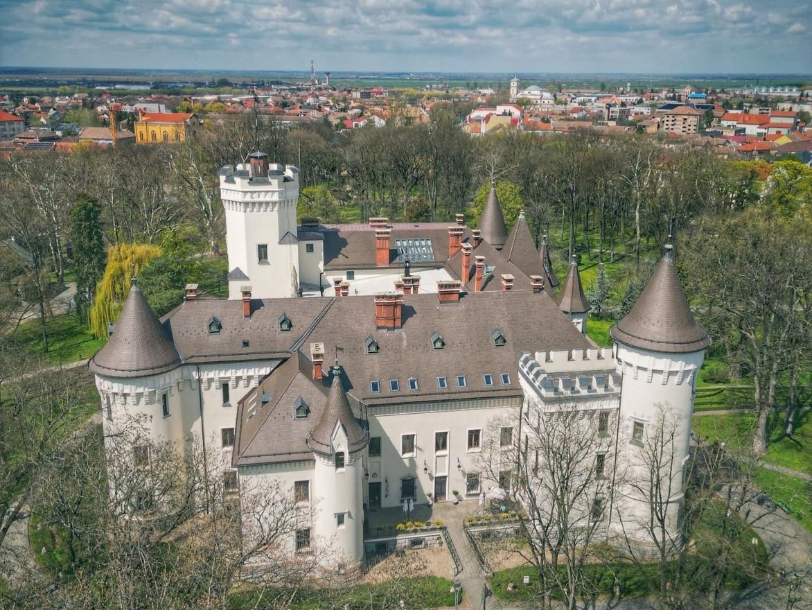 „Nem lehet, hogy ne történjen semmi”: egy város hiányából születik meg Nagykároly új fesztiválja