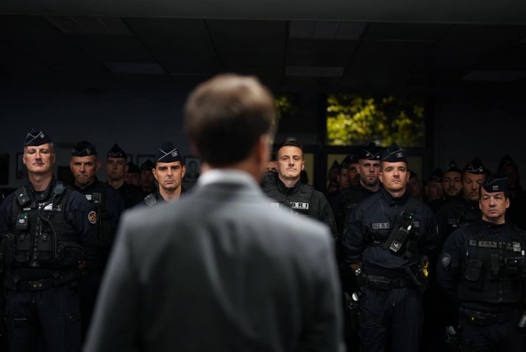 Ellátogatott a súlyos zavargások megfékezéséért küzdő rendfenntartó erőkhöz Emmanuel Macron