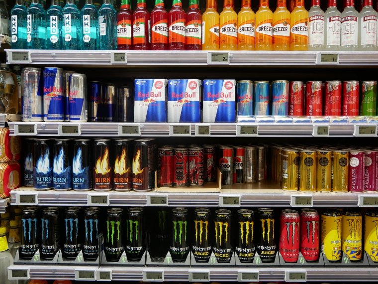 Sínen az energiaitalok forgalmazását kiskorúak számára betiltó törvénytervezet