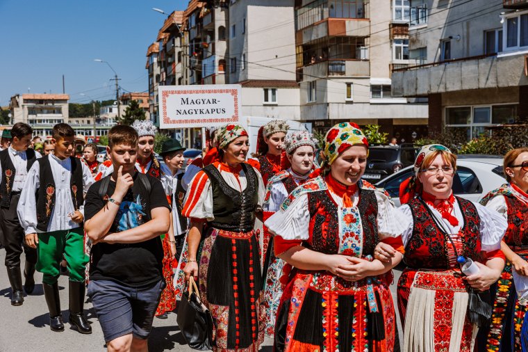 Mintegy félezren vonultak népviseletben a Kalotaszegi Magyar Napokon
