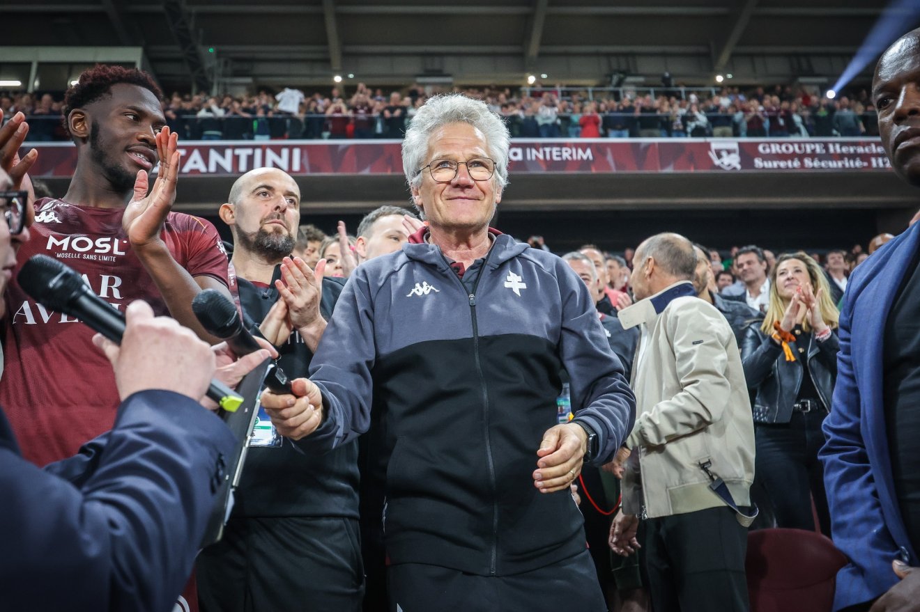 Franciaországi sikeredző. Bölöni László élvonalba jutást ünnepelt idén a Metz csapatával •  Fotó: Facebook/FC Metz