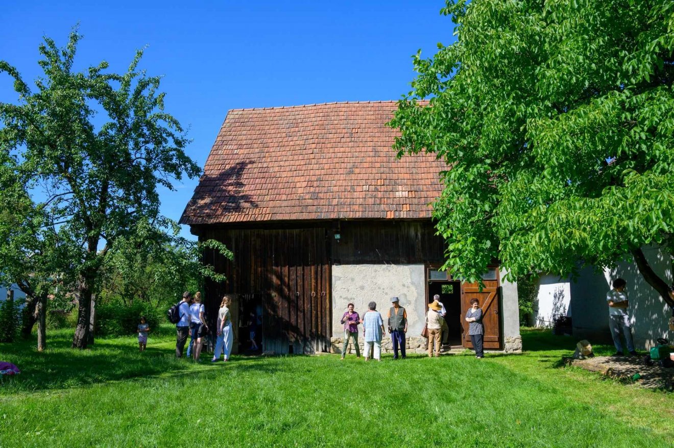 Ferenczi Sámuel műemlékvédelmi szakmérnök családi öröksége, az árkosi csűr június végén adott otthont a művészeti megmozdulásnak •  Fotó: Vargyasi Levente