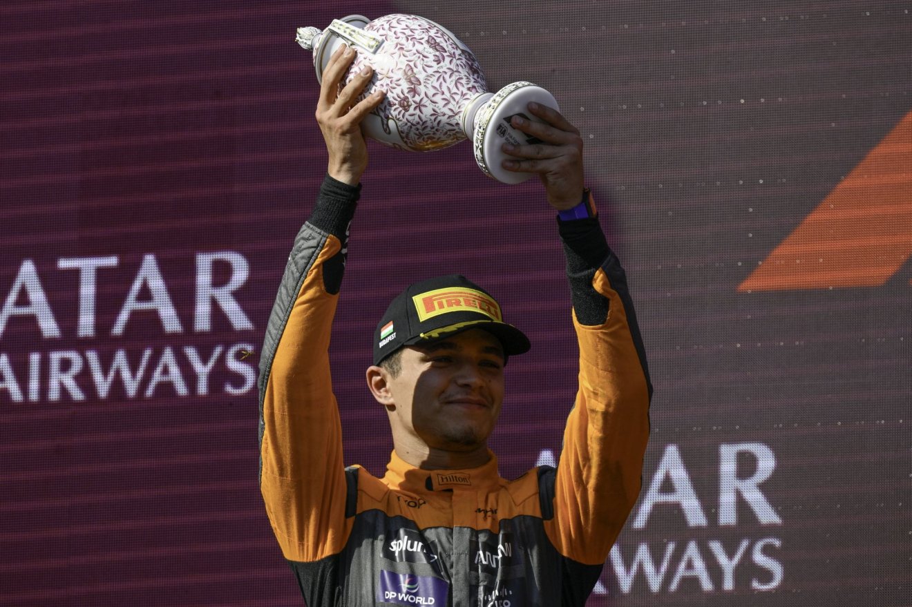 A második helyen záró Lando Norris a saját trófeájára vigyázott, Verstappenét összetörte •  Fotó: MTI/Czeglédi Zsolt