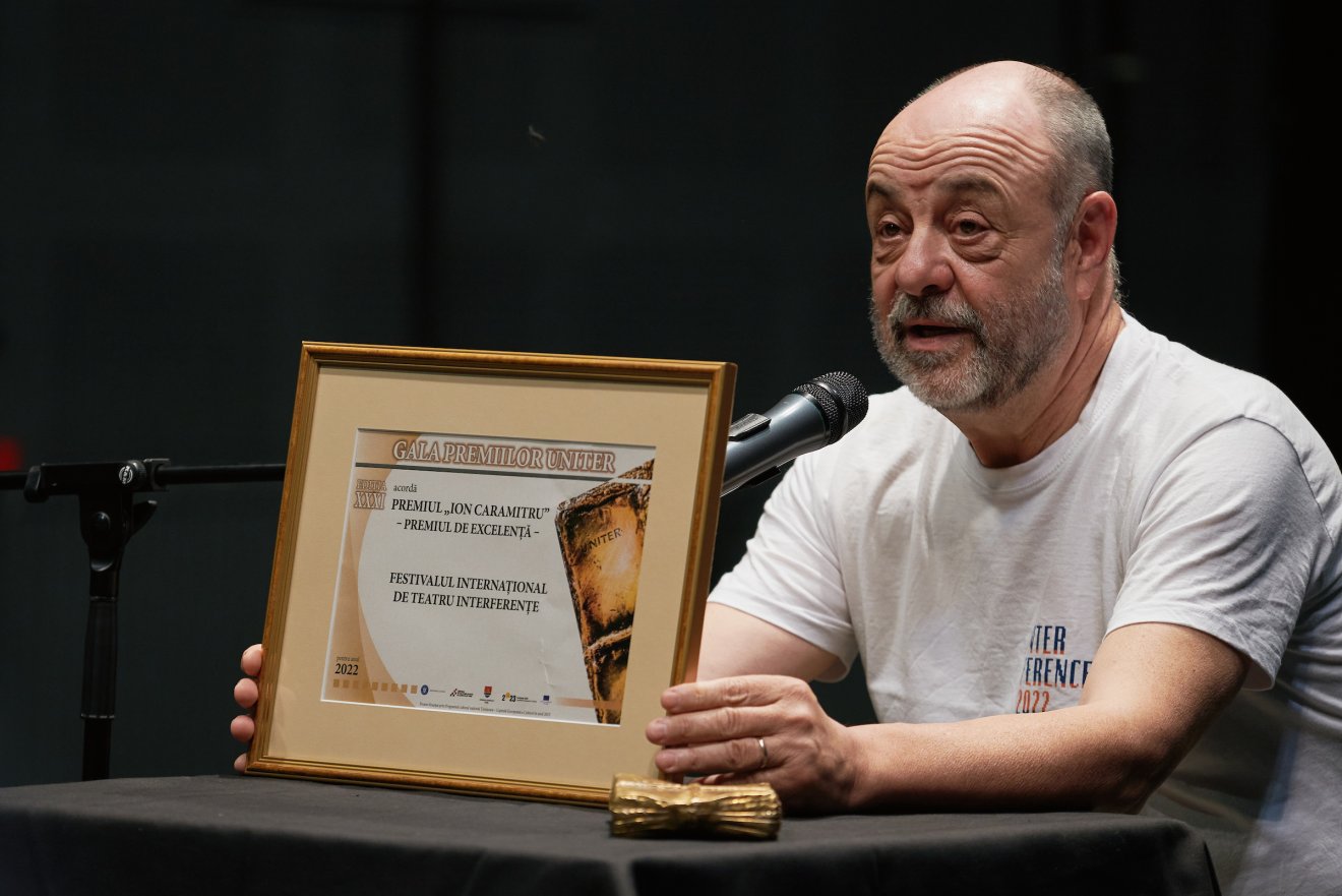 Tompa Gábor igazgató a Román Színházi Szövetség (UNITER) Ion Caramitru Kiválósági Díjával: az elismerést a Kolozsvári Állami Magyar Színház által szervezett Interferenciák Nemzetközi Színházi Fesztivál kapta •  Fotó: Biró István / Kolozsvári Állami Magyar Színház
