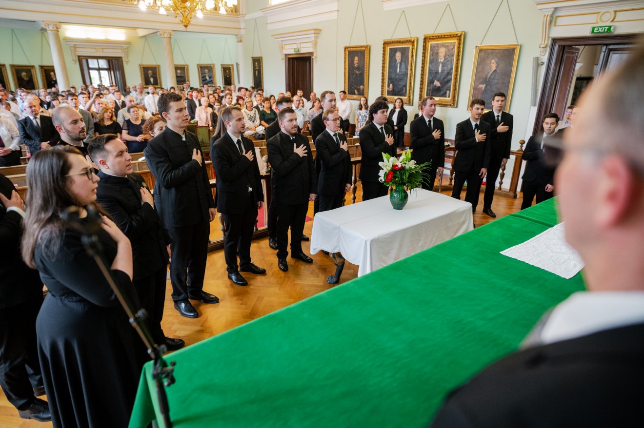 Ünnepélyes fogadalomtétel. Húsz ifjú zárta le idén teológiai tanulmányait, kibocsátó ünnepségüket a Kolozsvári Protestáns Teológia Intézet dísztermében tartották •  Fotó: Bethlendi Tamás/Református.ro