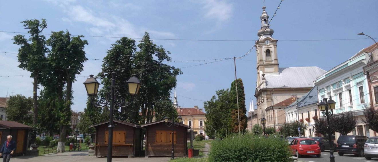 A máramarosszigeti katolikus templom a város központjában, ez a tér lesz a helyszíne a hétvégi magyar napoknak •  Fotó: Balázs László Kornél