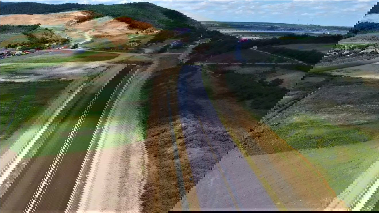Padlófék. Ideiglenes bekötőút nélkül használhatatlan az új sztrádaszakasz •  Fotó: Facebook/Asociația Pro Infrastructură