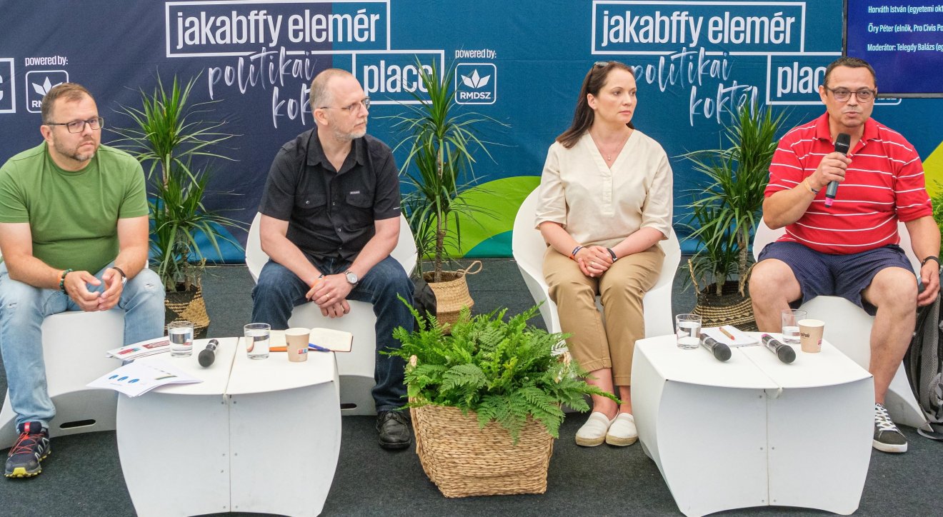 Őry Péter, a Pro Civis Polgári Társulás elnöke, Telegdy Balázs, a Sapientia EMTE csíkszeredai karának oktatója, Varga Diósi Viola, a Vajdasági Magyar Képző-, Kutató- és Kulturális Központ szakreferense és Horváth István, a Babes-Bolyai Tudományegyetem oktatója (balról jobbra) a panelbeszélgetésen •  Fotó: MTI/Veres Nándor