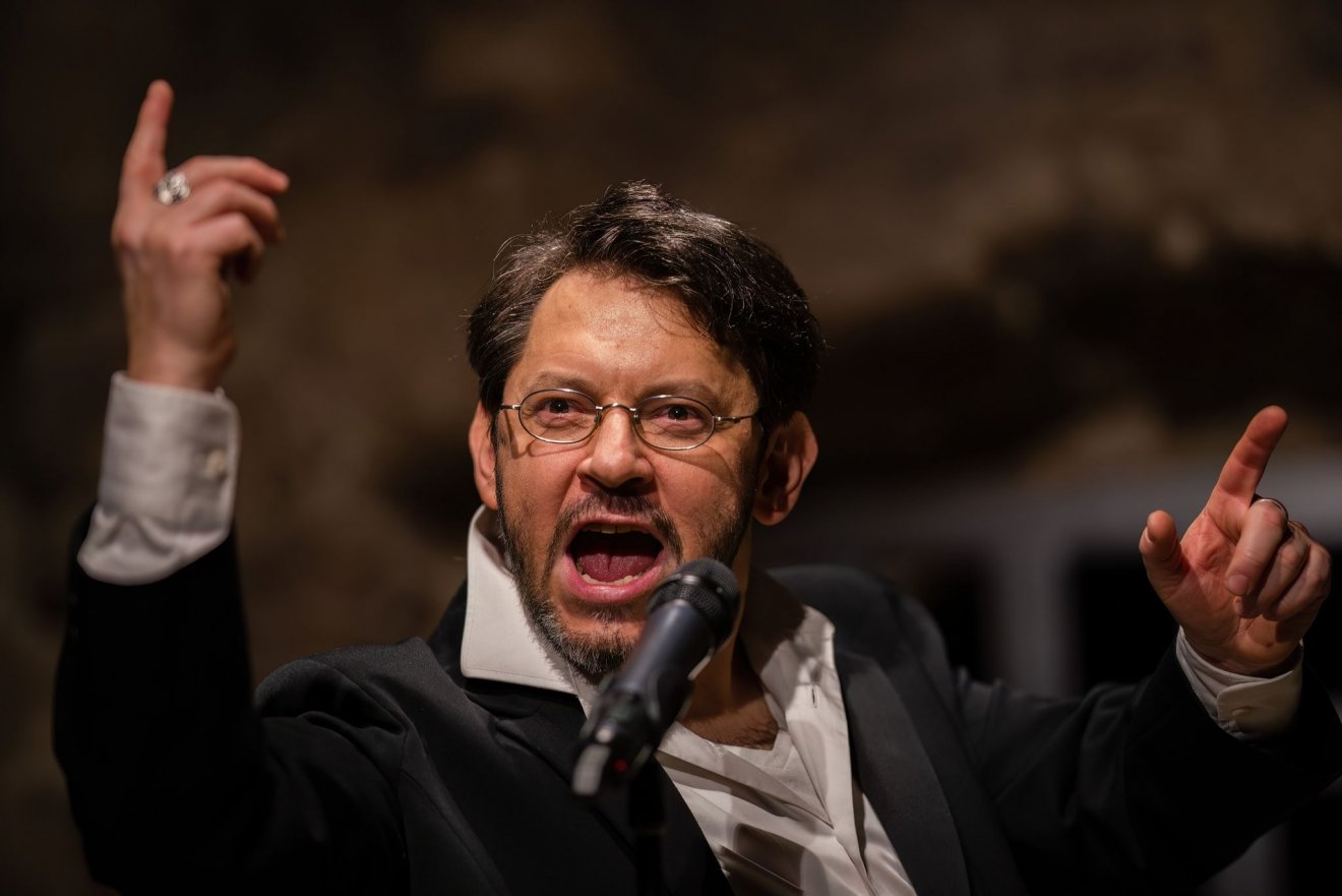 Laczkó Vass Róbert kolozsvári színművész a Petőfi live! című előadásban, ez a produkció nyitja csütörtökön a Máramarosszigeti Magyar Napokat •  Fotó: Vakarcs Loránd