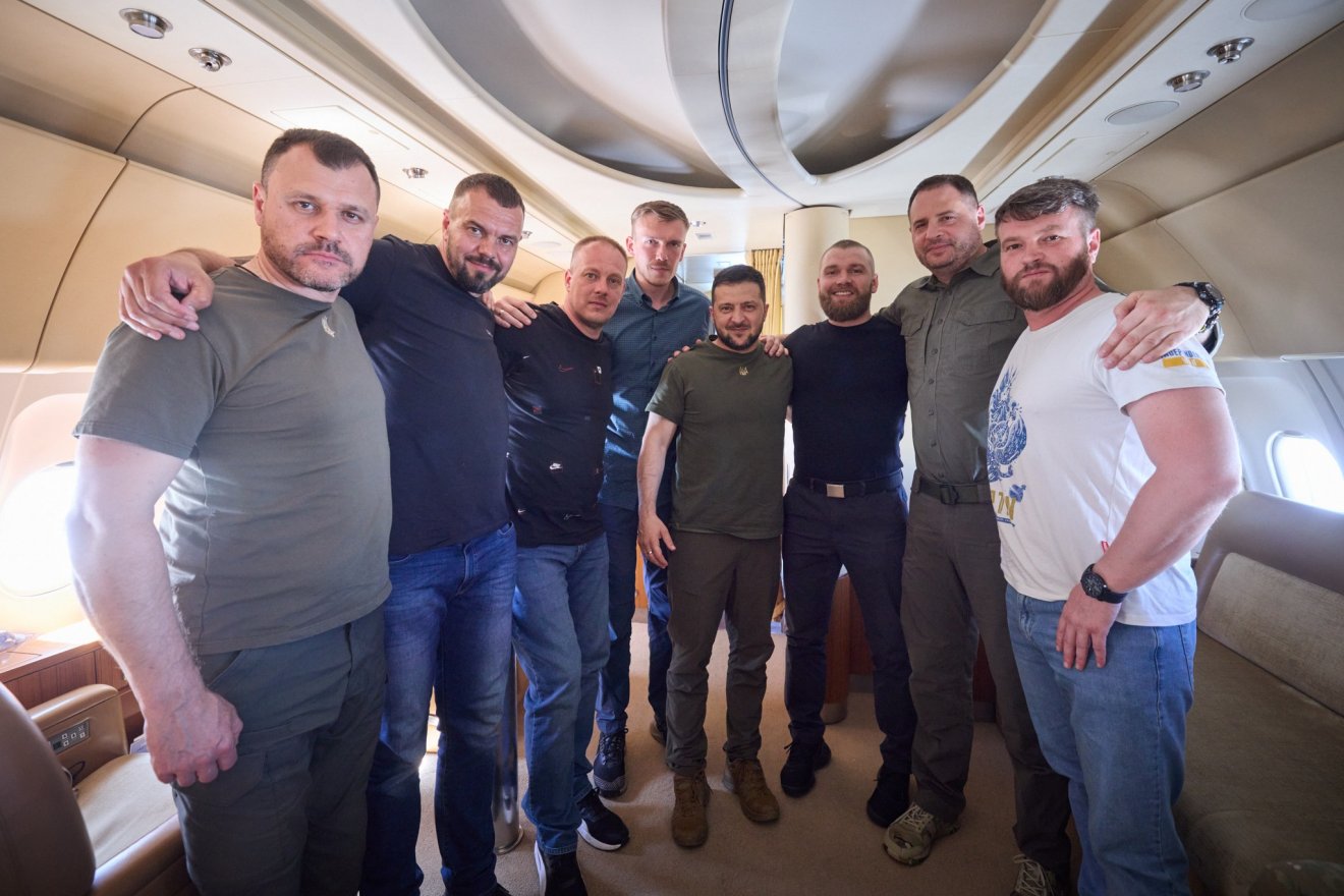 Volodimir Zelenszkij ukrán elnök az Azov ezred parancsnokaival •  Fotó: Ukrán elnöki hivatal