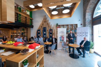 Nemcsak templomok, iskolák: könyves kávézót nyitott az erdélyi református egyház Kolozsváron