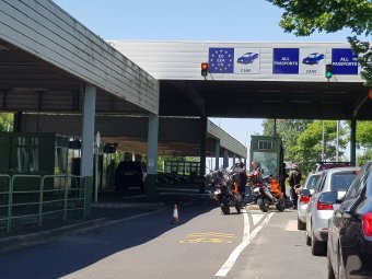 Akár már augusztusban felnőtt kísérete nélkül külföldre utazhatnak a 16 éven felüli kiskorúak