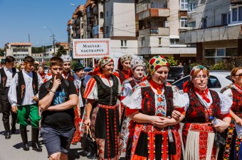 Elő a cifra népviselettel! Kalotaszegi muzsikától és rockzenétől is hangos lesz a magyar napokon Bánffyhunyad