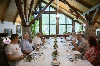 Munkaebéden tárgyalt a határon túli magyar vezetőkkel Orbán Viktor Tusnádfürdőn