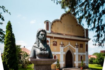 „Árvák könnyeit letörlő” bárónő emlékezete: felújítják a Szentkereszty Stefánia tiszteletére épített kápolnát Kézdivásárhelyen