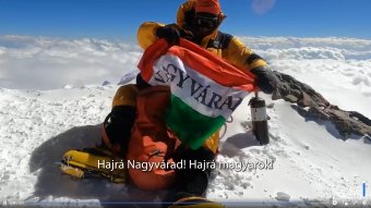 „Hajrá, Erdély! Hajrá, Székelyföld” – Videó is készült Varga Csabáról a nyolcezres tetején