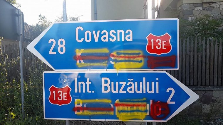 Közlekedési táblák magyar feliratait festették le Bodzafordulón, de a prefektúra szerint nem is kellett volna kétnyelvűség