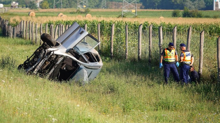 Egy gyermek meghalt, öten megsérültek, amikor árokba borult egy migránsokat szállító román autó Magyarországon