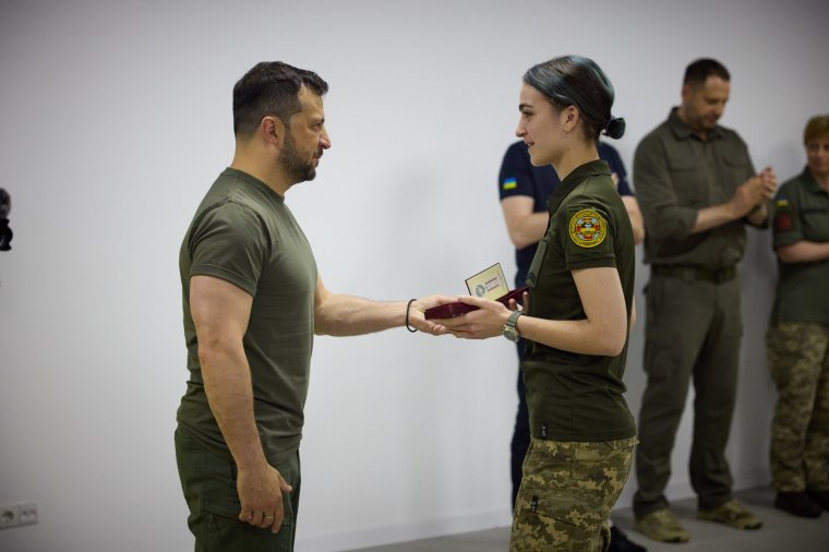 A bahmuti frontszakaszra látogatott Zelenszkij – Ukrán rakétát lőttek le Oroszország fölött
