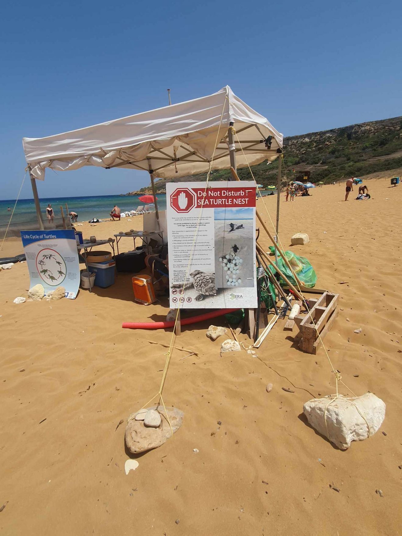 „Ne zavarják a teknősfészket!” – Gozo szigetének Ramla nevű strandján körbekerített, védett helyen várják az ott őrködő természetvédők, hogy kikeljenek a tengeri teknősök a homokba lerakott tojásokból •  Fotó: Kiss Judit